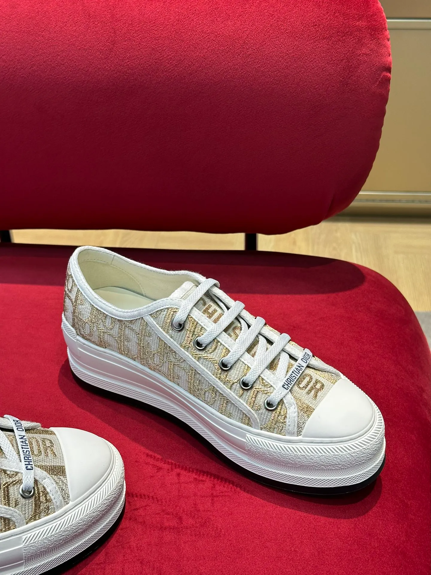 👟👟Ex-factory price 520👟👟 Dior Dior ss23 new arrival~ CD's 2023 spring and summer thick-soled embroidered cloth shoes have a good heightening effect, really look at it👏 The uppers have exquisite oblique three-dimensional embroidery, and the flower is the map of Paris! Exquisite and high-end, slimmed into shape! size 35-41 (40-41 customized)